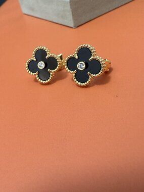 ✨ Van Cleef & Arpels Black Earrings ✨